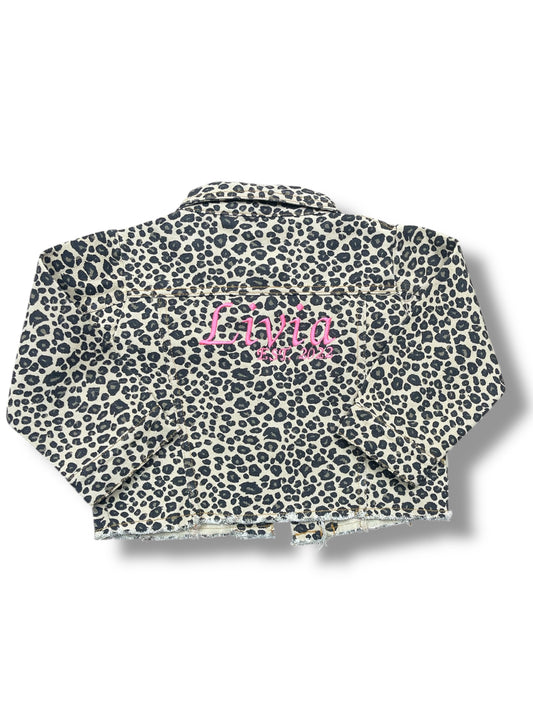 Nieuwluipaard Denim Jasje – Gepersonaliseerd met Roze Letters & Geboortejaar | Uniek Kinderjasje