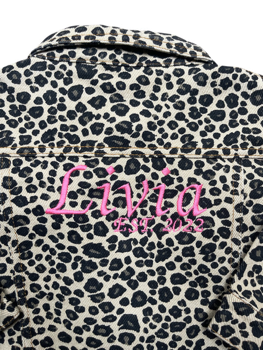 Nieuwluipaard Denim Jasje – Gepersonaliseerd met Roze Letters & Geboortejaar | Uniek Kinderjasje
