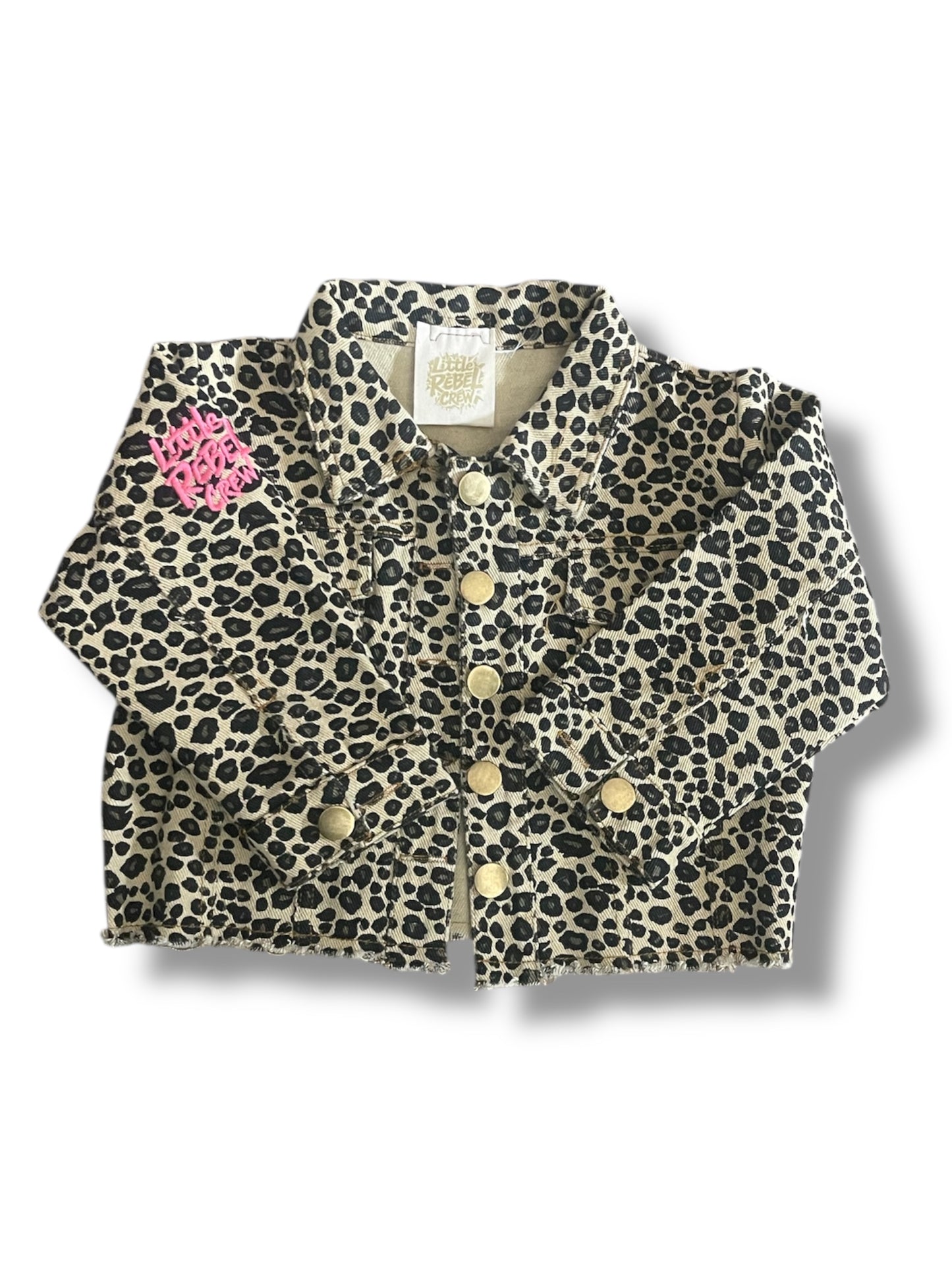 Nieuwluipaard Denim Jasje – Gepersonaliseerd met Roze Letters & Geboortejaar | Uniek Kinderjasje