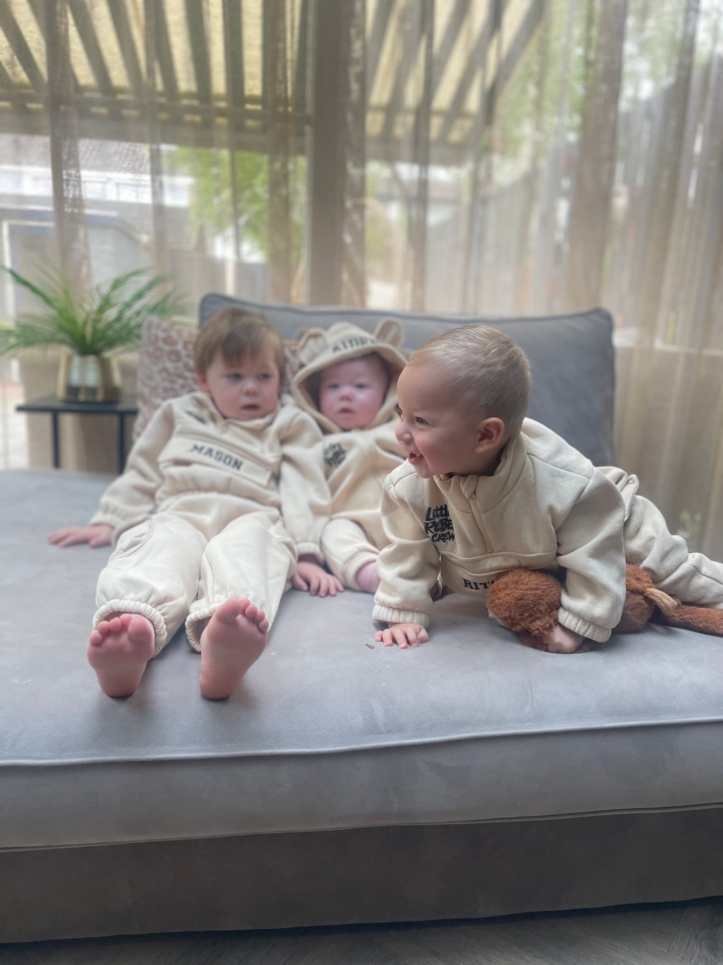 Dikke Kindertrainingspak – Taupe – Little Rebel Crew (Met Naam)
