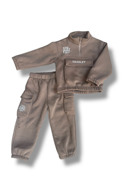 Dikke Kindertrainingspak – Little Rebel Crew (Met Naam)