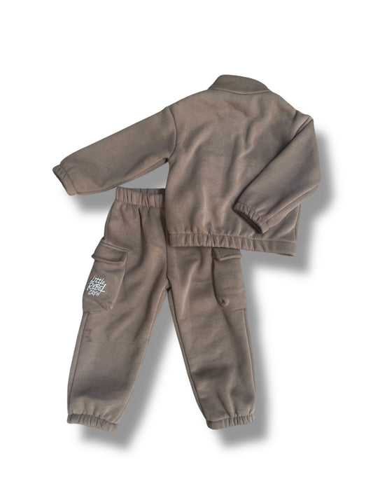 Dikke Kindertrainingspak – Little Rebel Crew (Met Naam)