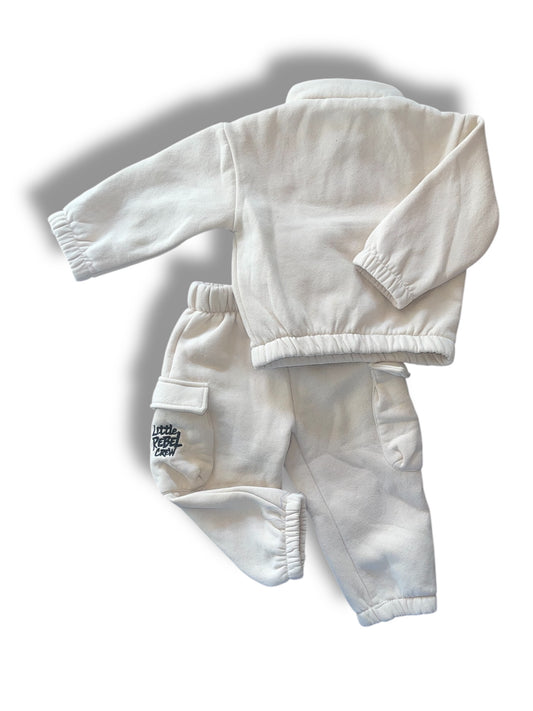 Dikke Kindertrainingspak – Taupe – Little Rebel Crew (Met Naam)