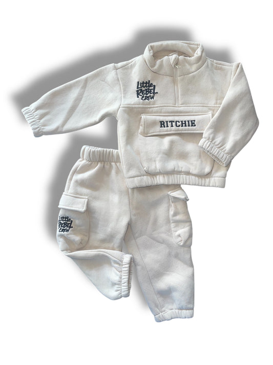 Dikke Kindertrainingspak – Taupe – Little Rebel Crew (Met Naam)